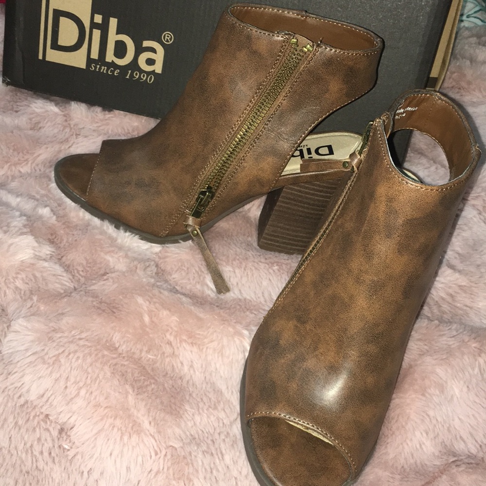 Shoes - Picture 1 of 3